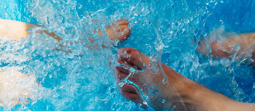 zwembad-voeten-spetters-water