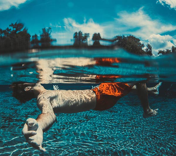 zwembad-jongen-onder-water