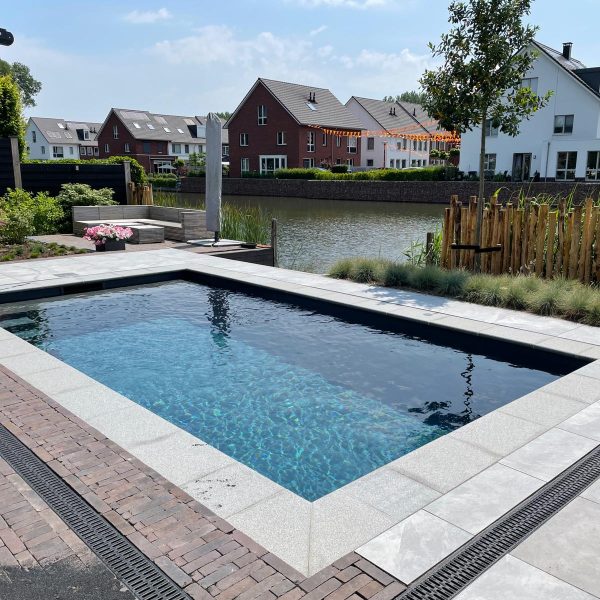 AAn het water IN het water-min